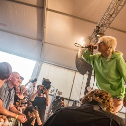 Amyl-and-the-Sniffers_Maifeld-Derby-2019__Andreas-Worister-3