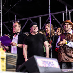 Chor-fur-Menschen-die-nicht-singen-konnen--Maifeld-Derby-Festival-2024_Copyright-Andreas-Worister-2